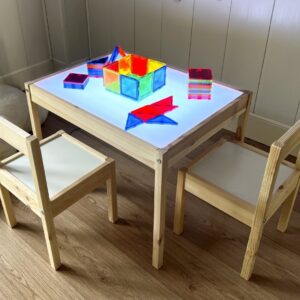Mesa de luz con 2 sillas