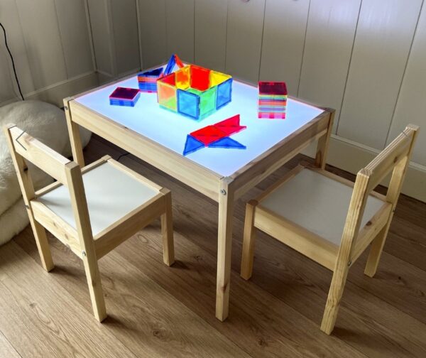 Mesa de luz con 2 sillas